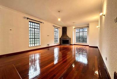 4 Bed Villa with En Suite in Spring Valley - 3