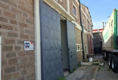 10,000 ft² Warehouse with Parking at Airport Road