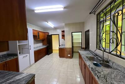 5 Bed Townhouse with En Suite at Convent Drive - 2