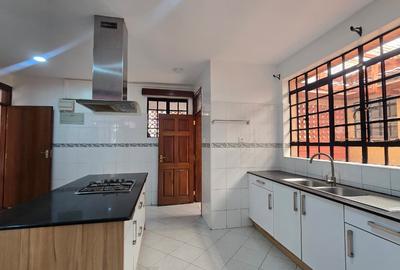 5 Bed House with En Suite in Lavington - 3