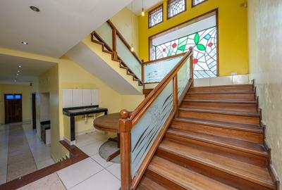 6 Bed House with En Suite in Kizingo - 2