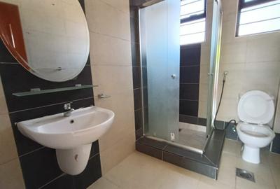 5 Bed House with En Suite in Lavington - 3