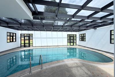 5 Bed House with Swimming Pool in Windsor - 4