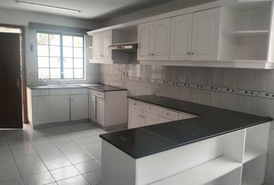 5 Bed Townhouse with En Suite in Spring Valley