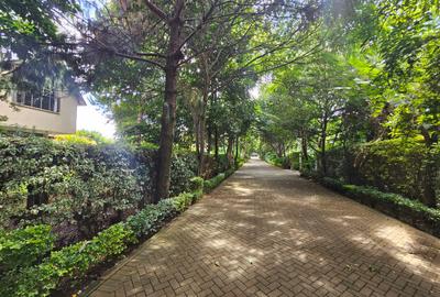 5 Bed House with En Suite in Runda