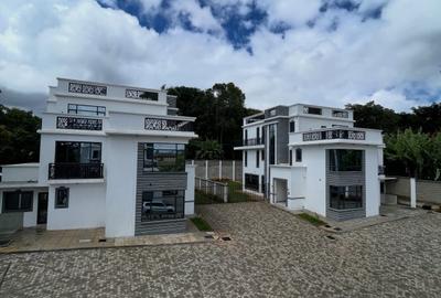 5 Bed Townhouse with En Suite in Lavington - 3