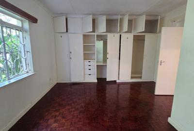 4 Bed House with En Suite in Rosslyn
