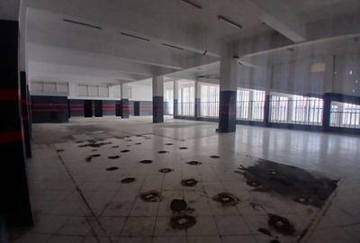 6,500 ft² Warehouse with Parking in Industrial Area - 4