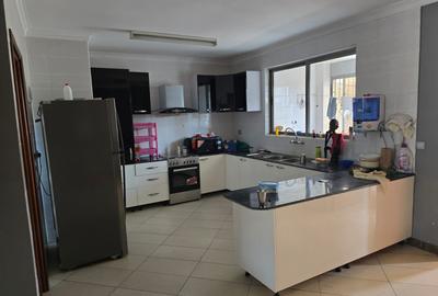 3 Bed Apartment with Lift in Parklands