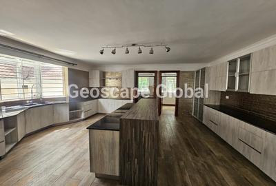 5 Bed House with En Suite in Rosslyn - 4