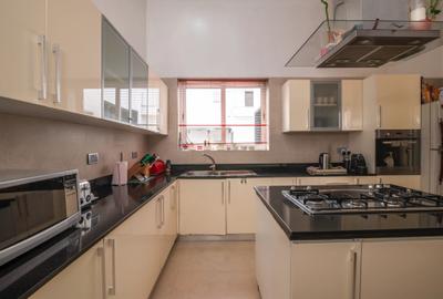 5 Bed Townhouse with En Suite in Spring Valley