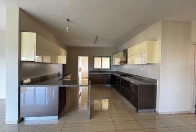 3 Bed Apartment with En Suite in Rhapta Road