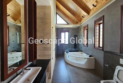 5 Bed House with En Suite in Runda