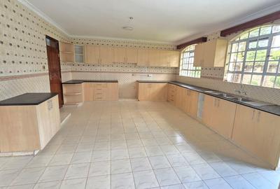 5 Bed House with En Suite in Runda