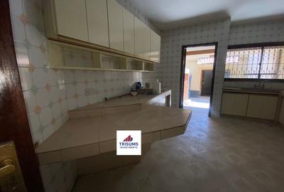 5 Bed Townhouse with En Suite at Fox Close - 3