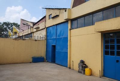 4,500 ft² Warehouse with Fibre Internet in Industrial Area