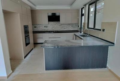 5 Bed Townhouse with En Suite in Lavington - 4