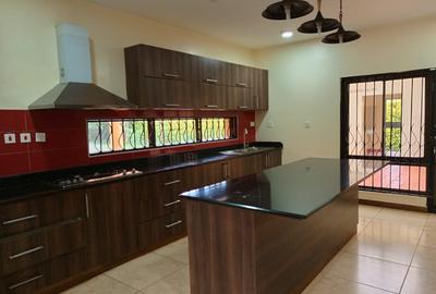 5 Bed House with En Suite in Runda