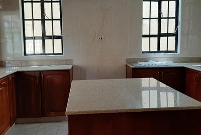 5 Bed Townhouse with En Suite in Kyuna