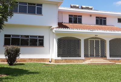 5 Bed House with En Suite in Runda