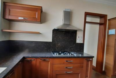 5 Bed Villa with En Suite in Lavington