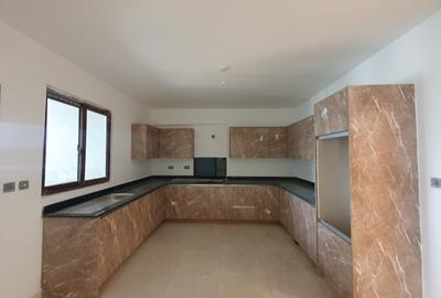 4 Bed Apartment with En Suite at Rhapta Rd