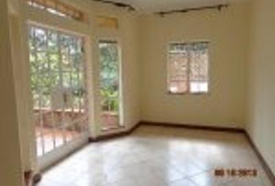 5 Bed Villa with En Suite in Rosslyn