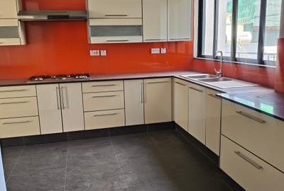 3 Bed Apartment with En Suite in Brookside