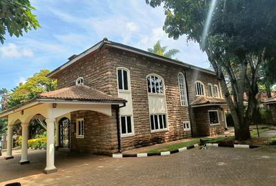 4 Bed House with En Suite in Hill View - 3