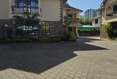 5 Bed House with En Suite in Lavington - 3