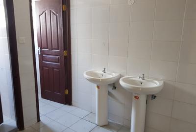 22,596 ft² Warehouse in Industrial Area - 4