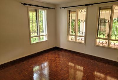 4 Bed House with En Suite in Hill View - 3