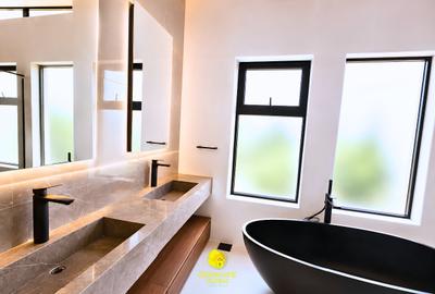 5 Bed House with En Suite in Runda - 3