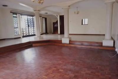 5 Bed Townhouse with En Suite in Spring Valley - 3