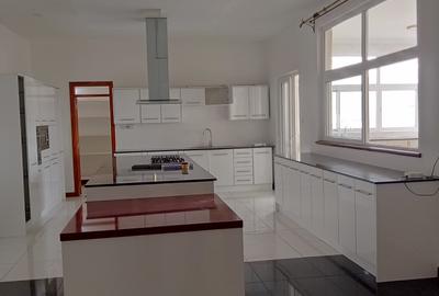 5 Bed Apartment with En Suite in Westlands Area