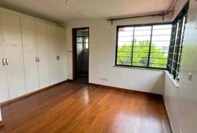 5 Bed Townhouse with En Suite at Lavington - 3