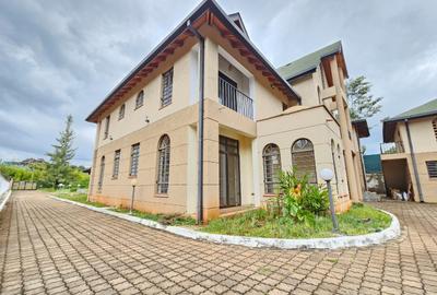 6 Bed House with En Suite in Runda