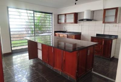 4 Bed House with En Suite in Lavington - 4