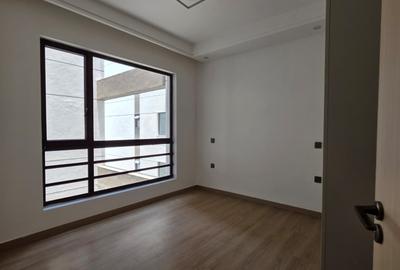 2 Bed Apartment with Swimming Pool in Riverside - 4