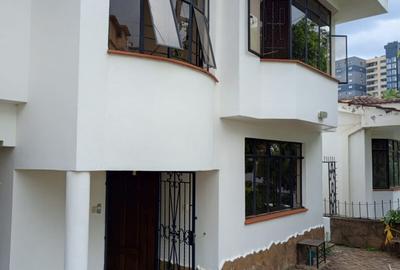 5 Bed Townhouse with En Suite in Riverside