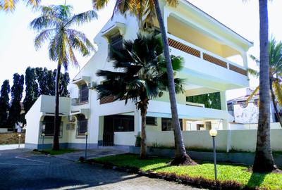7 Bed Townhouse with En Suite at Greenwood Drive - 3