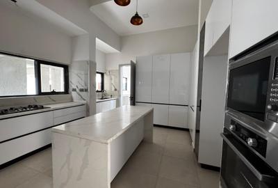 5 Bed Townhouse with En Suite in Lavington - 3