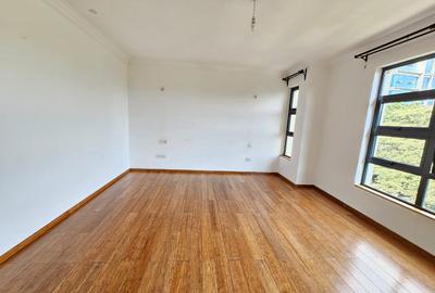 3 Bed Apartment with En Suite in Riverside