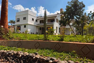 5 Bed Villa with En Suite in Runda
