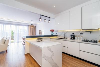 4 Bed Townhouse with Swimming Pool at Crawford Road - 2