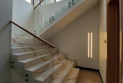6 Bed Townhouse with En Suite in Lavington - 3