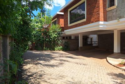 5 Bed Townhouse with En Suite in Spring Valley