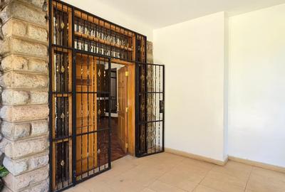 5 Bed Townhouse with En Suite in Lavington - 2