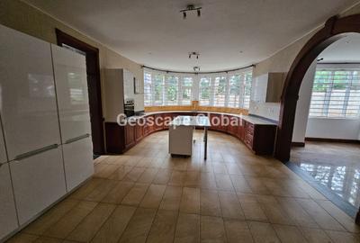 5 Bed House with En Suite in Rosslyn - 4