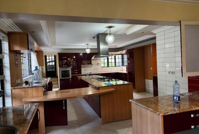5 Bed House with En Suite in Runda